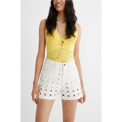 Pantalón short troquelado