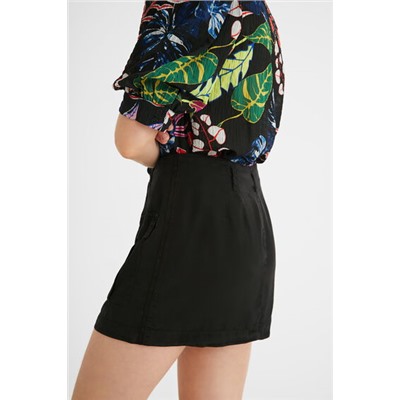 Falda corta slim bolsillos