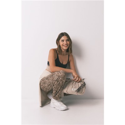 Pantalón largo carrot animal print marrón