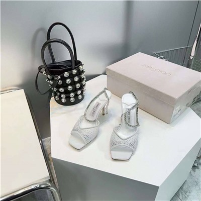 Более открытый вариант босоножек Jimmy Choo   Коллекция: Весна-Лето’24   Материалы: сетка инкрустированная кристаллами Swarovski, стелька из овечьей кожи Высота каблука: 9,5 см