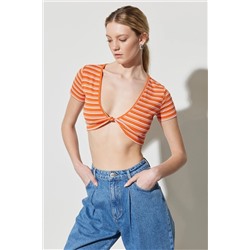 Wrangler Regular Fit Normal Kesim V Yaka Çizgili Crop Bluz W231671