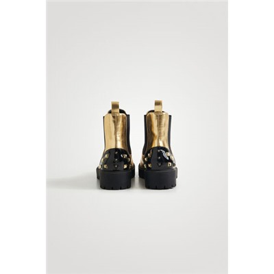 Botines biker oro tachuelas