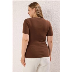 Kahverengi Slim Kalpli Cut-Out Detaylı Fitilli %100 Pamuk Örme Büyük Beden T-shirt TBBSS24BF00006