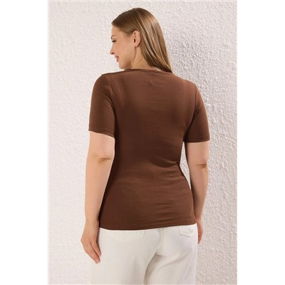 Kahverengi Slim Kalpli Cut-Out Detaylı Fitilli %100 Pamuk Örme Büyük Beden T-shirt TBBSS24BF00006