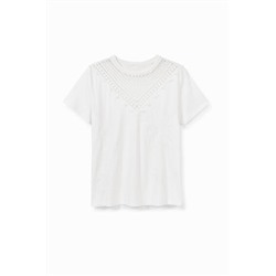 Camiseta bordado pico frontal