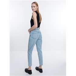 Джинсы mom fit с эффектом потертости