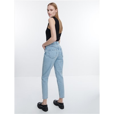 Джинсы mom fit с эффектом потертости