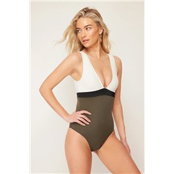 TRENDYOLMİLLA Yeşil-Beyaz V Yaka Colour Block Normal Paça Mayo TBESS21MA0376