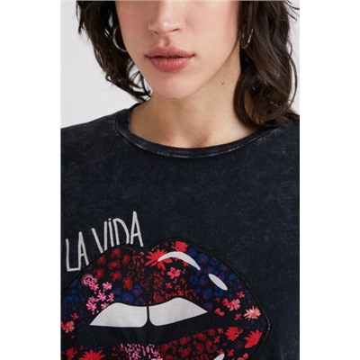 Camiseta parche labios bordados