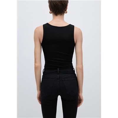 Body cuello pico botones