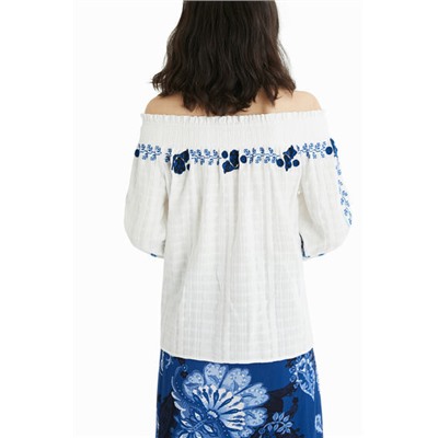 Blusa cuello barco bordada