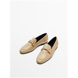 Mocasín piel hebilla metálica