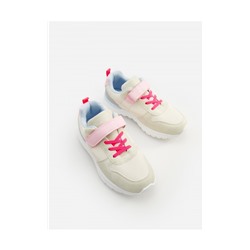 Sneaker aus Materialmix