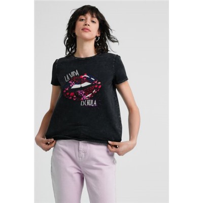 Camiseta parche labios bordados