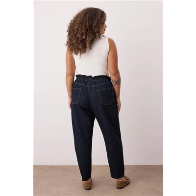 Koyu Mavi Yüksek Bel Beli Lastikli Büyük Beden Mom Jeans TBBAW23JE00002