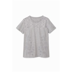 Camiseta floral con encaje