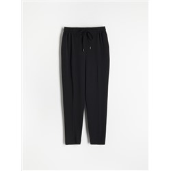 Jogger mit Bügelfalte