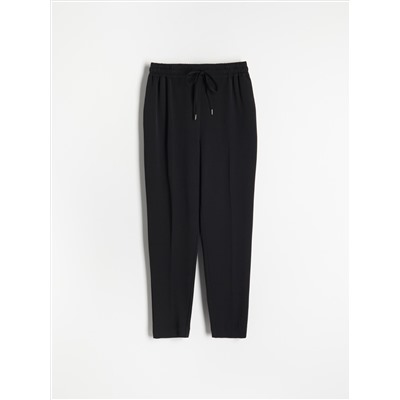 Jogger mit Bügelfalte