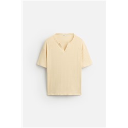 CAMISETA PLISADA CUELLO BOTONES