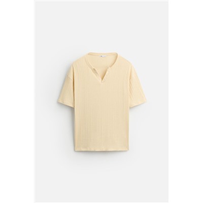 CAMISETA PLISADA CUELLO BOTONES
