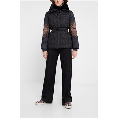 Chaqueta padded cintura ajustable cuello alto