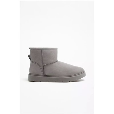 Flat ankle boots with fur trim