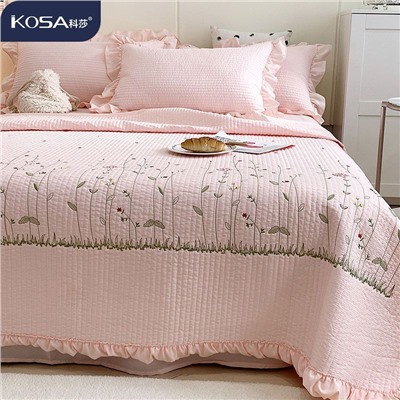 Мягкое и нежное  покрывало с наволочками с нежной вышивкой