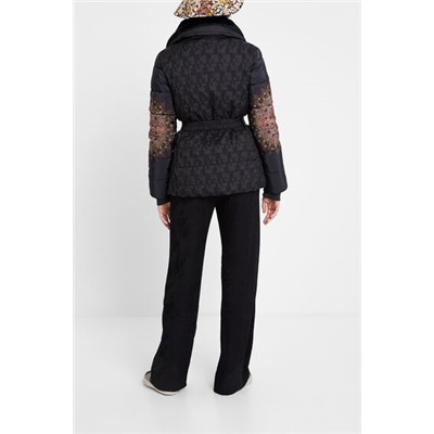 Chaqueta padded cintura ajustable cuello alto