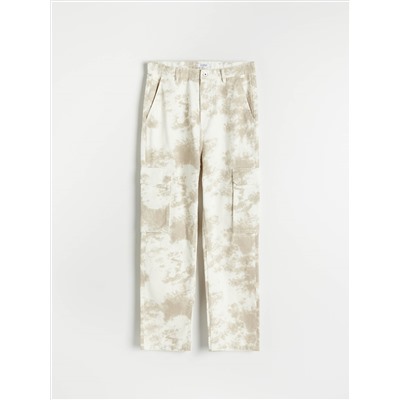 Trousers with cargo pockets