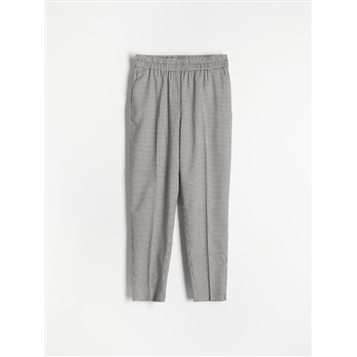 Hose mit Bügelfalte