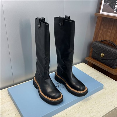 Женские широкие сапоги длиной до колена  Prad*a