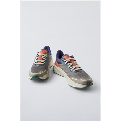 SPORTY SNEAKERS