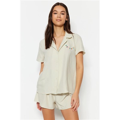 TRENDYOLMİLLA Açık Bej Slogan Nakışlı Gömlek-Şort Dokuma Pijama Takımı THMSS23PT00232