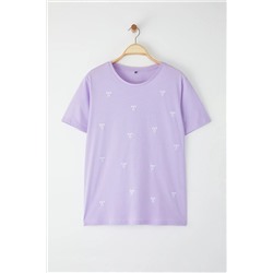 Açık Mor Boyfriend Fiyonk Nakış Detaylı %100 Pamuk Örme Büyük Beden T-shirt TBBSS24BF00029