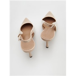 Pumps aus Lackmaterial