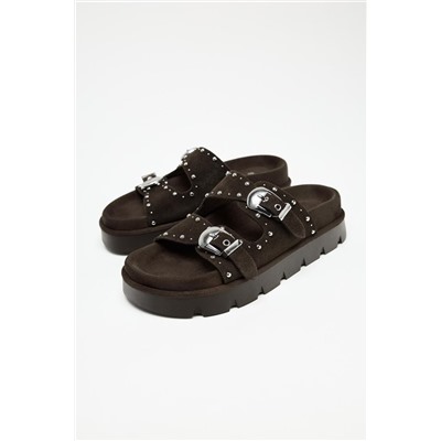 SANDALIA PLANA TACHAS PIEL