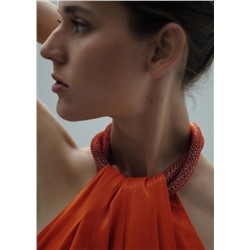 Vestido satinado cuello rígido strass