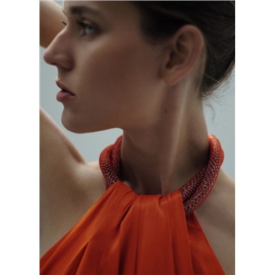 Vestido satinado cuello rígido strass