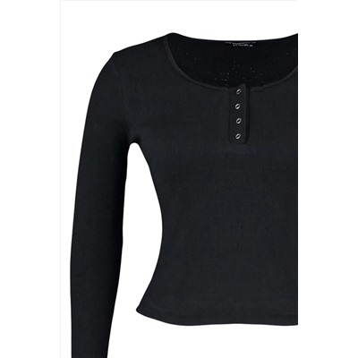 Siyah Havuz Yaka Çıtçıt Detaylı Fitted/Vücuda Oturan Örme Crop Büyük Beden Bluz TBBAW23AF00030