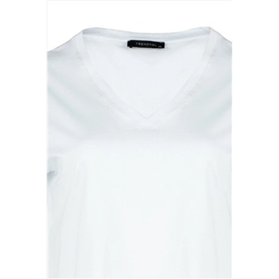 Beyaz V Yaka Basic %100 Pamuk Örme T-Shirt TBBSS22BF0028