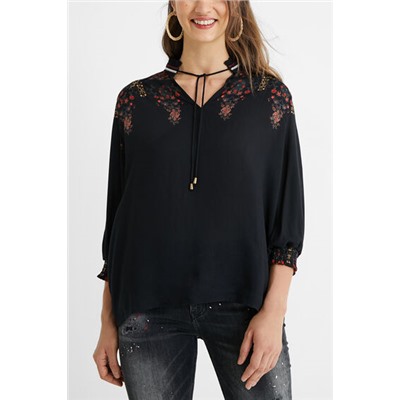 Blusa boho pompones