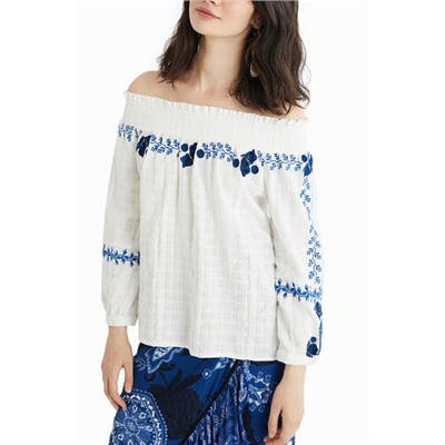 Blusa cuello barco bordada