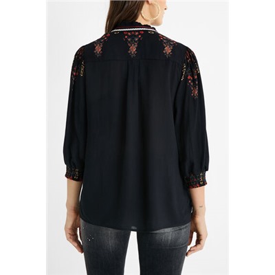 Blusa boho pompones