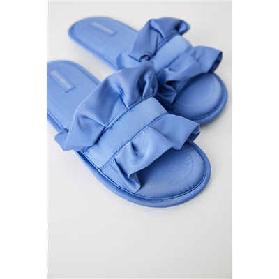 Zapatillas casa satén volantes azul