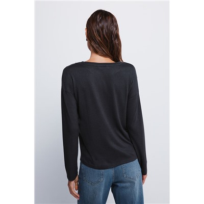 Camiseta tachas posicionadas