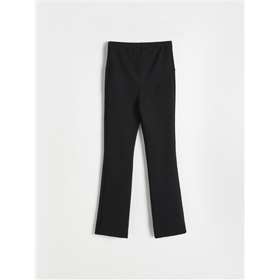 Hose mit ausgestelltem Bein
