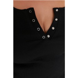 Siyah Havuz Yaka Çıtçıt Detaylı Fitted/Vücuda Oturan Örme Crop Büyük Beden Bluz TBBAW23AF00030