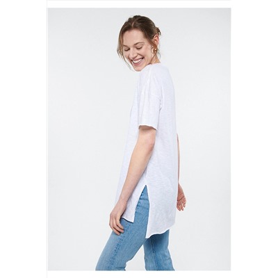 Mavi Yırtmaç Detaylı Beyaz Basic Tişört Loose Fit / Bol Rahat Kesim 167237-620