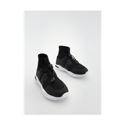 Sneaker Aus Verschiedenen Stoffen