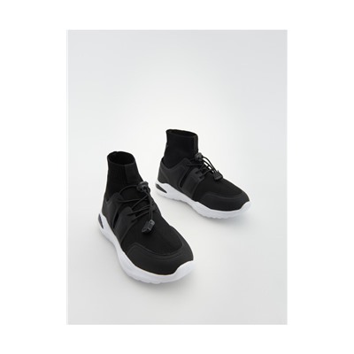 Sneaker Aus Verschiedenen Stoffen